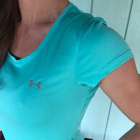 BUNDLED Two (2)Women's Under Armour Heat Gear tops - Picture 9 of 14